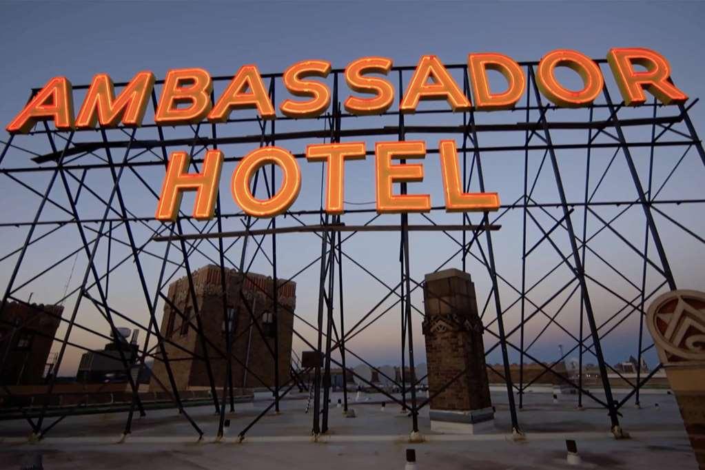 Ambassador Hotel Milwaukee Exterior foto